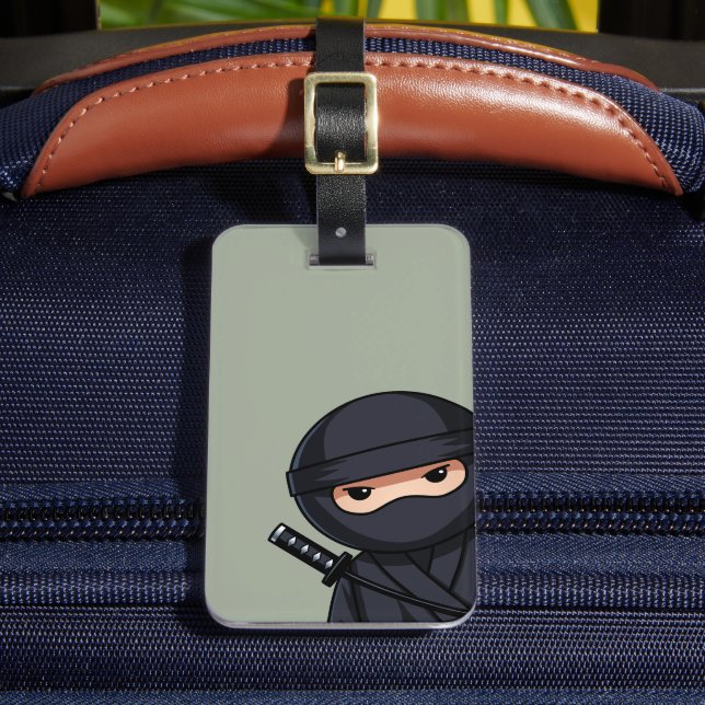 Spähender Ninja Warrior auf Salbeigrün Gepäckanhänger (Vorderseite Insitu 2)