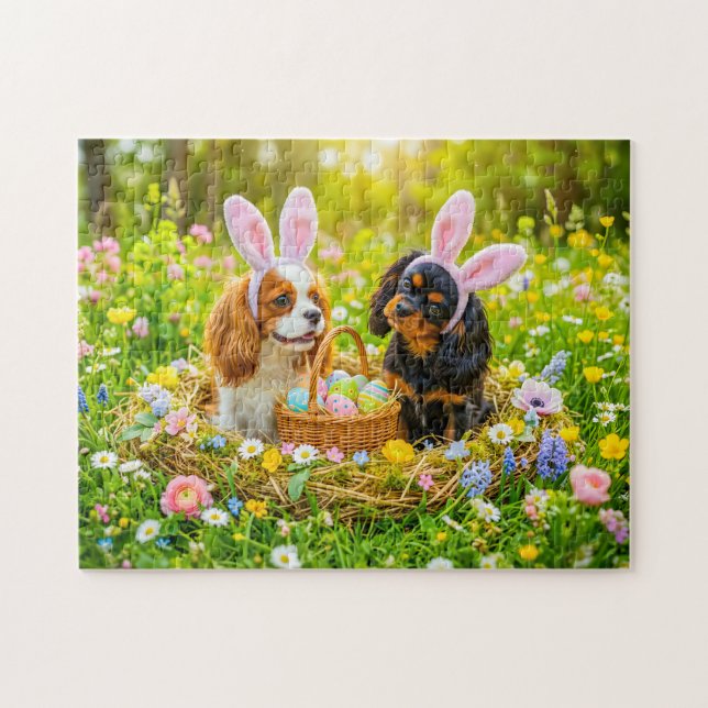 Spaniel-Duo im Osternest auf einer Wiese (Horizontal)