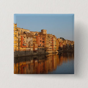  Spanien. Katalonien. Gerona. Häuser auf dem Onya Button