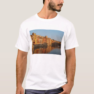  Spanien. Katalonien. Gerona. Häuser auf dem Onya T-Shirt