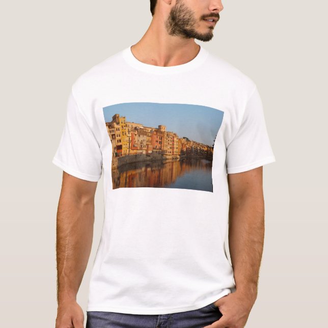  Spanien. Katalonien. Gerona. Häuser auf dem Onyar T-Shirt (Vorderseite)