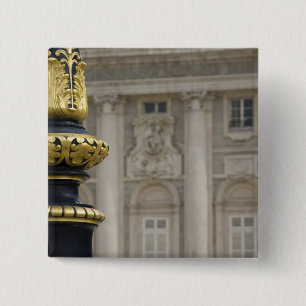 Spanien, Madrid. Königspalast, verzierte Goldlamp Button