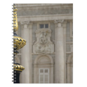 Spanien, Madrid. Königspalast, verzierte Goldlamp Notizblock