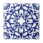 Spanisches Muster in Blau und Weiß Fliese<br><div class="desc">Mit diesen Fliesen aus Keramik ist die Einrichtung im mediterranen oder spanischen Stil gehalten. Das Design zeichnet sich durch ein klassisch-blau-weißes spanisches Fliesenmuster aus, das frisch in Wirblen, variierten Wasserfarben aktualisiert wird. Das Muster kann für einen dramatischen Effekt in großem Maßstab oder für ein detailliertes, komplexes Aussehen skaliert oder abgeschaltet...</div>