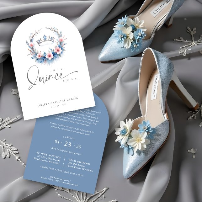 Spanish Romantic Blue Floral Quinceañera Tiara Einladung (Spanish Romantic Blue Floral Quinceañera Invitations Cards with Tiara Design & Modern Arch Border.)