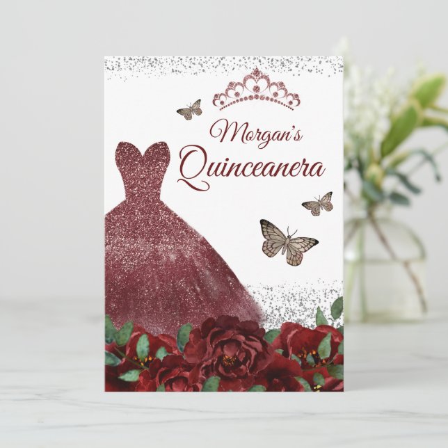 Sparkle Burgundy Jewel Dress Butterfly Quinceanera Einladung (Stehend Vorderseite)
