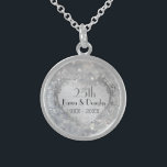 Sparkle Silver Heart 25. Hochzeitstag Sterling Silberkette<br><div class="desc">Wunderschönes verziertes Silberherz-Design über glitzerndem silbernen Glitzer-Hintergrund auf dieser romantischen Sterling silbernen Halskette feiert ihren Meilenstein fünfundzwanzigsten Hochzeitstag. Text ist für Sie bereit,  um mit ihren Namen und Daten anpassen.</div>