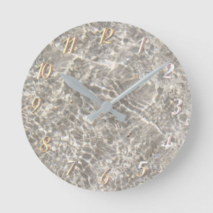 Sparkling water on beach sand runde wanduhr