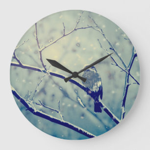 Sparrow auf dem verschneiten Zweig Große Wanduhr