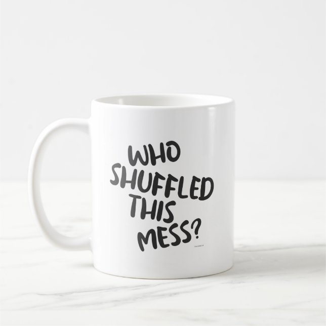 Spaß, der das Motto des Matrosen-Spielers durchein Kaffeetasse (Links)