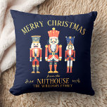 Spaß frohe Weihnachten von der Nuthouse Nutcracker Kissen<br><div class="desc">Fügen Sie einen Spaß mit unserem Kissen "Frohe Weihnachten aus dem Nuthouse" hinzu! Dieses lustige Weihnachtsdesign mit drei verrückten Nusscrackern und Ihrem eigenen Familiennamen bringt Ihnen eine spielerische Touch in Ihr Urlaubshotel. Ideal für gemütliche,  festliche Momente!</div>