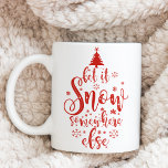 Spaß lassen, dass es irgendwo anders schneefrei wi zweifarbige tasse<br><div class="desc">Die perfekte Weihnachtsferien-Tasse mit dem Zitat Let It Snow Somewhere. In einem festlichen roten Typografie-Skript mit einer Flut von Schneeflocken und einem modernen Weihnachtsbaum.</div>