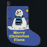 Spaß Snowman in einer Winterlandschaft. Kleiner Weihnachtsstrumpf<br><div class="desc">Bereiten Sie sich auf einen Besuch vom Weihnachtsmann vor! Weihnachts-Strumpf bietet eine lustige Illustration eines Snowman-Set in einer frostigen und schneebedeckten Winterlandschaft. Personalisieren Sie mit Ihrem eigenen Namen. Frostig wartet der Schneemann auf Weihnachten!</div>