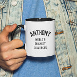 Spaß Spaß - der beste, kundenspezifische Text der  Tasse<br><div class="desc">Die lustige,  moderne Typografie liest WORLD'S OKAYEST COWORKER mit dem Namen Ihrer Kollegen,  die darüber in einem coolen,  trendigen,  minimalistischen Schwarz-Weiß-Design stehen. Auf der Seite ist ein Daumen-nach-oben-Symbol.</div>