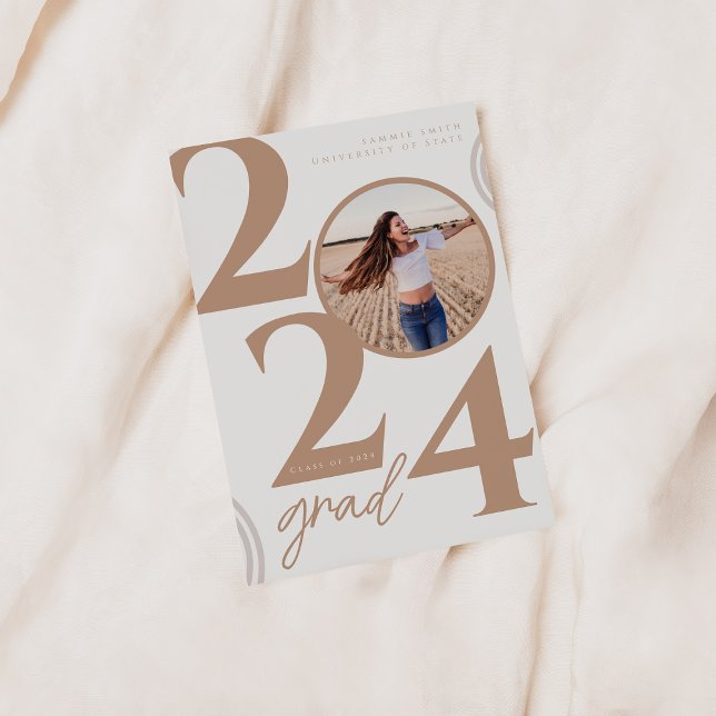 Spaß und Moderne 2024 Grad Ankündigung (Von Creator hochgeladen)