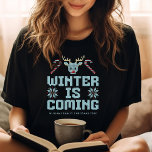 Spaß Weihnachten Der Winter im Winter kommt ins Sh T-Shirt<br><div class="desc">Erleben Sie den Urlaubssinn mit diesem T - Shirt zum Thema "Spaß Weihnachten! Ideal für die passende Familienausstattung,  mit einem spielerischen "Winter is Coming"-Design,  das an Ihren Familiennamen angepasst werden kann. Gemütlich,  festlich und voller Feiertagssjubeln!</div>