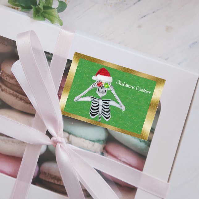 Spaß Weihnachten Skelett glänzende Ornamente Gold  Lebensmitteletikett (Fun Christmas skeleton with gold border holding shiny ornaments on green food container labels.)