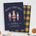 Spaß Willkommen bei Nuthouse Nutcracker Weihnachte Feiertagskarte<br><div class="desc">Schick ein paar Lacher in dieser Saison mit unserer "Frohe Weihnachten aus dem Nuthouse"-Karte! Mit 3 verrückten Nusscrackern und Ihrem eigenen Familiennamen ist es der perfekte Spaß und festliche Art,  den Feiertag mit Freunden zu teilen!</div>