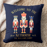 Spaß Willkommen bei Nuthouse Nutcracker Weihnachte Kissen<br><div class="desc">Fügen Sie mit unserem "Welcome to the Nuthouse"-Kissen einen Spaß in Ihren Urlaub hinzu! Dieses lustige Weihnachtsdesign mit drei verrückten Nusscrackern und Ihrem eigenen Familiennamen bringt Ihnen eine spielerische Touch in Ihr Urlaubshotel. Ideal für gemütliche,  festliche Momente!</div>