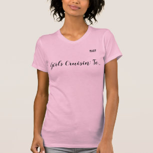 Spaßige Mädchen auf Kreuzfahrt nach... Zielort und T-Shirt