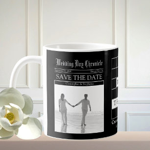 Spaßige schwarz-weiße Zeitungs-Save-the-Date-Kaffe Kaffeetasse