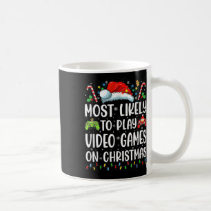 Spaßiger Gamer, der wahrscheinlich Videospiele auf Kaffeetasse