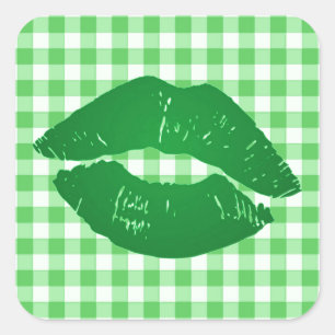 Spaßiger irischer Kuss auf grünem Gingham St. Patr Quadratischer Aufkleber
