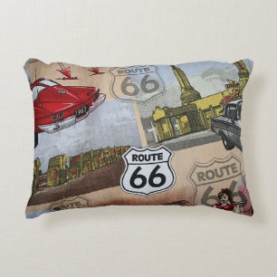 Spaßiges, farbenfrohes Route 66 Collage-Muster Zierkissen