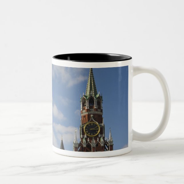 Spasskaya Tower in Red Square, Moskau, Russland Zweifarbige Tasse (Rechts)