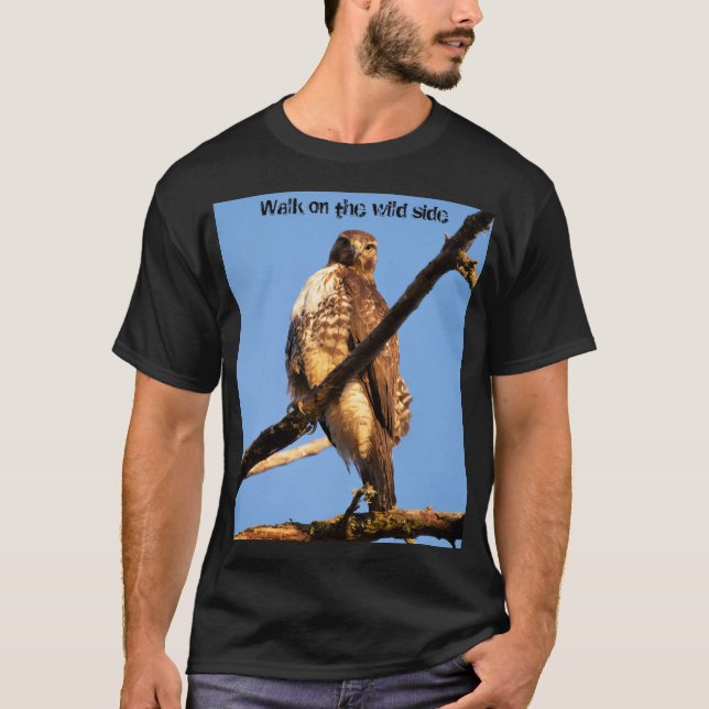 Spazieren Sie auf dem Wild Side Red-Tail Hawk Foto T-Shirt (Vorderseite)