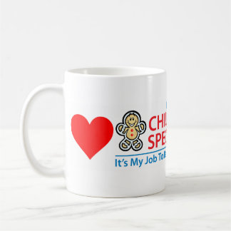 Spécialiste en vie d'enfant distrayant la tasse de