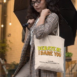 Speech and Debate Team Funny Retro Text Custom Tragetasche<br><div class="desc">Debattiere mich,  ich wage dich. Ein selbstbewusstes Zitat einer Person,  die sich durch jede Diskussion oder Konkurrenz streiten kann. Cooler,  hellgelber und orangefarbener Text auf diesem Vortrag Spaß Tote Tasche für ein Rede- und Diskussionsteam. Haben Sie die Zuversicht,  dass Sie jedes Argument gewinnen werden.</div>