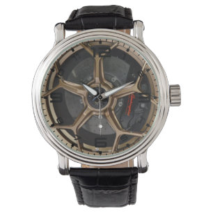 Speiche-Rad des Goldfünf und die Uhr der