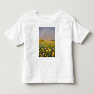 Spektakuläre Wildblume Wiese bei Sonnenaufgang in Kleinkind T-shirt