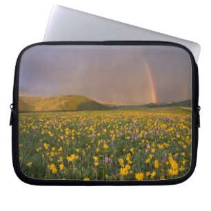 Spektakuläre Wildblumenwiese bei Sonnenaufgang in Laptopschutzhülle