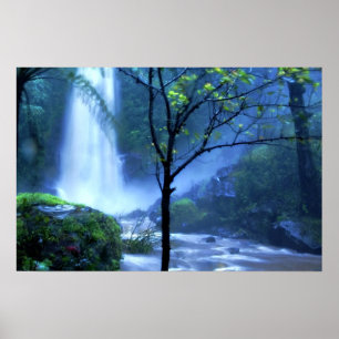 Spektakulärer tropischer Wasserfall in Bali Indone Poster
