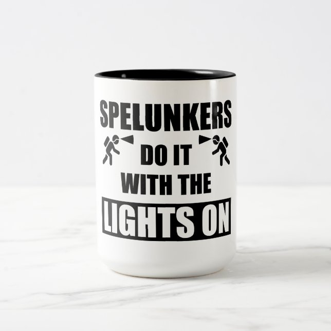 Spelunker machen es mit den Lichtern auf Zweifarbige Tasse (Mittel)