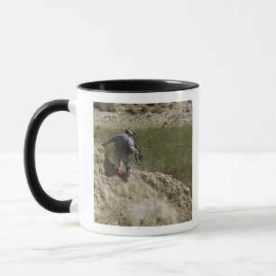 Spezialist klettert unten tasse