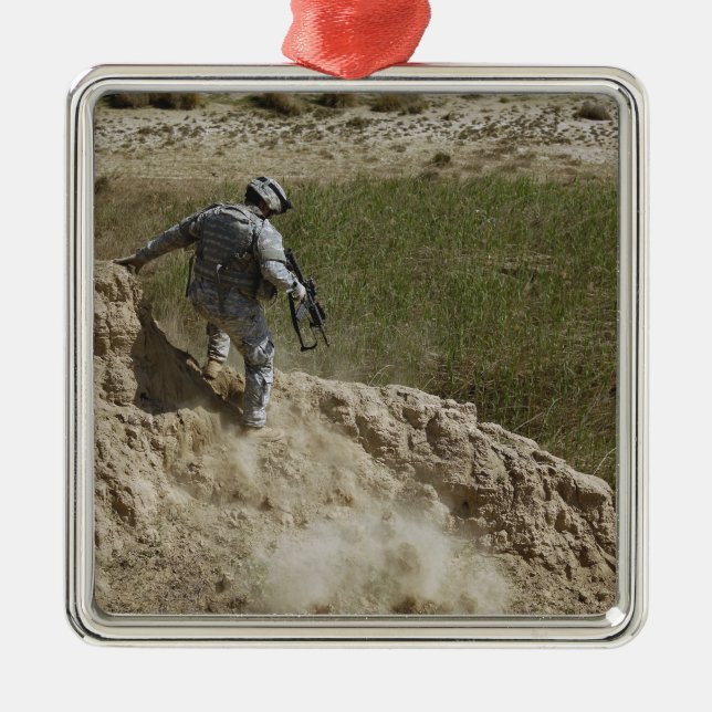 Spezialist steigt nach unten ornament aus metall (Vorne)