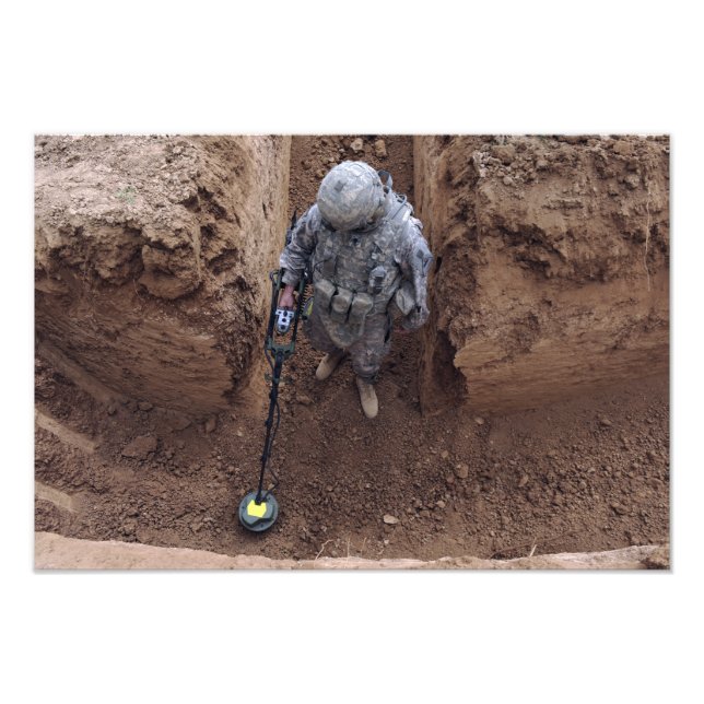 Spezialist sucht nach einem Waffencache Fotodruck (Vorne)