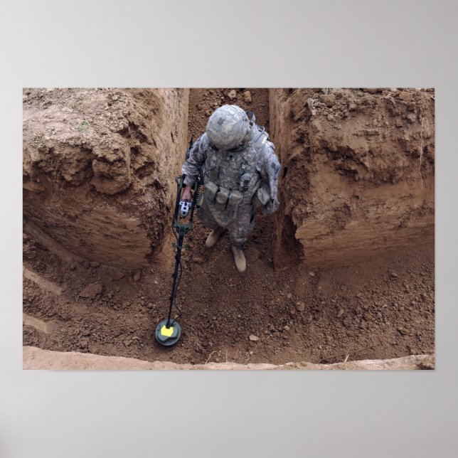 Spezialist sucht nach einem Waffencache Poster (Vorne)