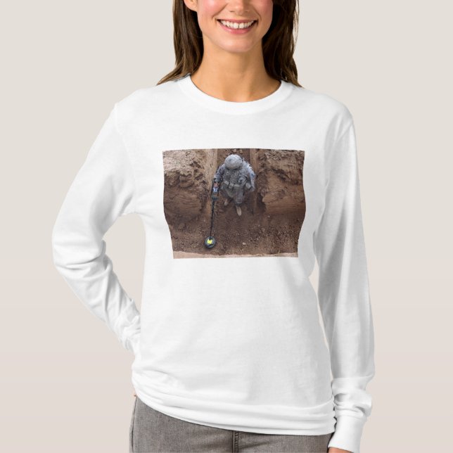 Spezialist sucht nach einem Waffencache T-Shirt (Vorderseite)