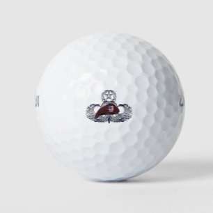 Speziell entworfenes Barett auf Luftlandetruppen-F Golfball