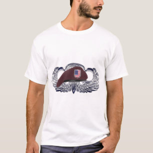 Speziell für Im Flugzeug Flügel konzipiertes Beret T-Shirt