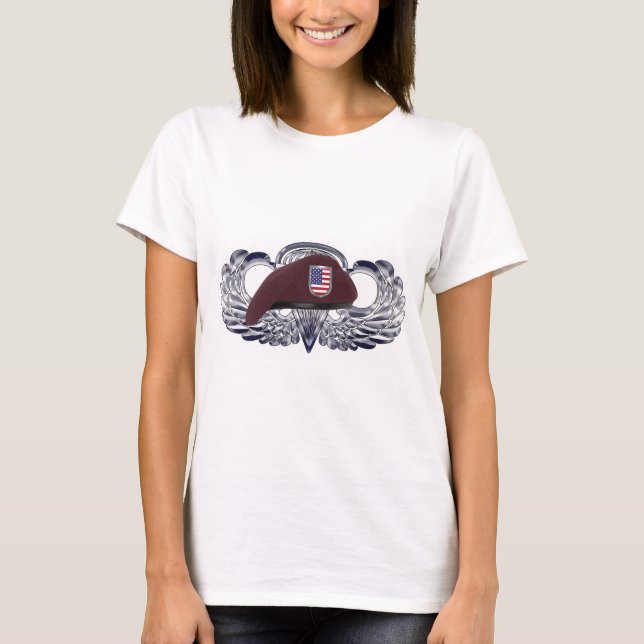 Speziell für Im Flugzeug Flügel konzipiertes Beret T-Shirt (Vorderseite)