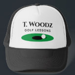 Spezieller LKW-Hut für Golfspieler oder Trainer Truckerkappe<br><div class="desc">Individueller LKW-Hut für Golfspieler oder Instruktoren. Grün- und Balldesign mit personalisiertem Namen oder lustigem Zitat. Fun Baseball Mütze für Golfer,  Fan,  Sporttrainer,  Lehrer,  Trainer,  Kaddermeister,  Marschall,  Freunde,  Familie,  Vater,  Ehemann,  Ehefrau,  Mama,  Mannschaft,  Club,  Chef,  Mitarbeiter,  Driving Range Angestellte etc.</div>