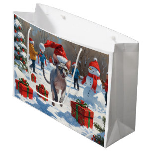 Sphynx-Katze läuft im Schnee mit Weihnachtsmütze Große Geschenktüte