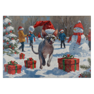Sphynx-Katze läuft im Schnee mit Weihnachtsmütze Schneidebrett