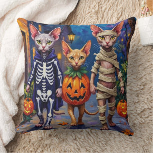 Sphynx-Katzen beim Trick-or-Treat in Halloween-Kos Kissen