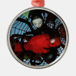 Spider and Bird Girl from Blood Tee and Red String Ornament Aus Metall
